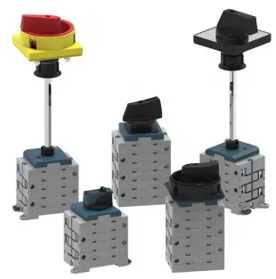 DC isolator switch for PV combiner box disconnect and maintenance